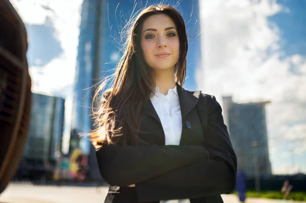 Modern Bir Şehir Ortamında Kendine Güvenen Genç Bir Bayan Yönetici — Stok fotoğraf