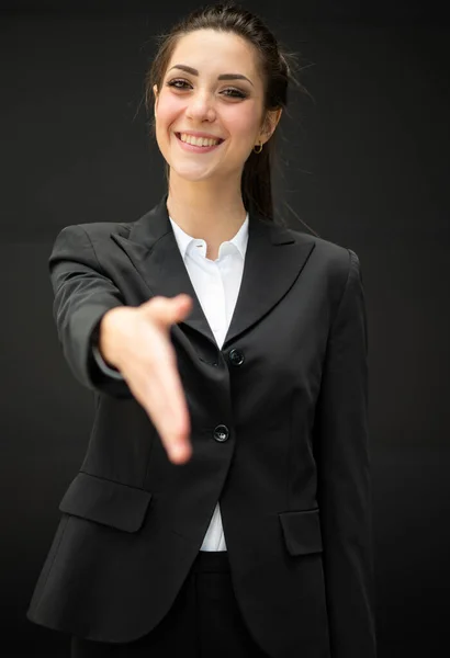 若い女性マネージャーが握手を — ストック写真