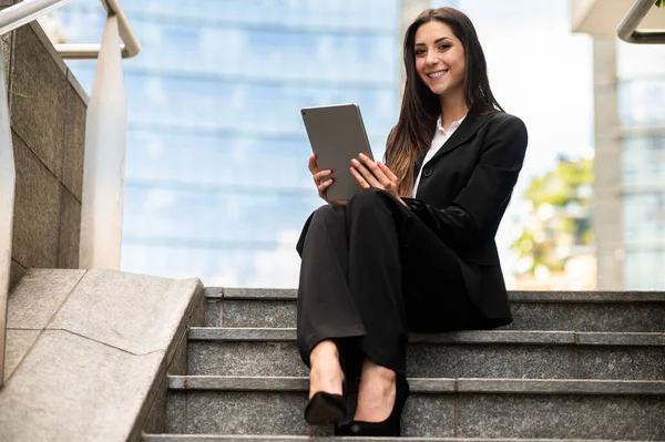 Mujer Negocios Sonriente Utilizando Una Tableta Digital Aire Libre Sentado —  Fotos de Stock