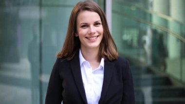 Bana bir telefon görüşmesi ve gülümseyen iş kadını