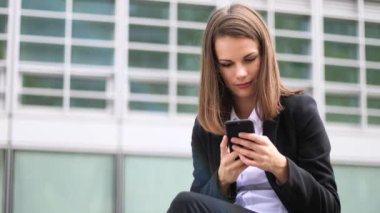 Açık bir smartphone kullanarak gülümseyen iş kadını