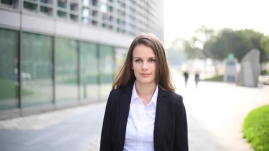 Modern bir şehir ortamında kendine güvenen genç bir bayan yönetici.