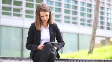 Gülümseyen iş kadını dijital tablet kullanıyor.