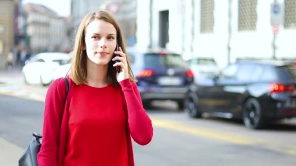 Şehirde Günlük Giysiler Içinde Yürüyen Telefonda Konuşan Genç Bir Kadın — Stok video