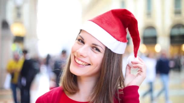 Mujer Sonriente Comprando Antes Navidad Una Ciudad — Vídeo de stock