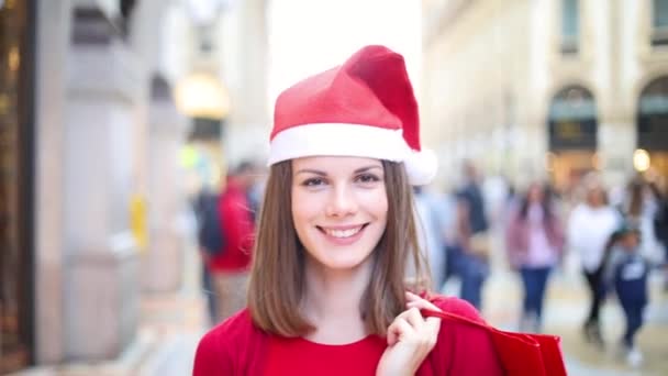 Mulher Sorrindo Compras Antes Natal Uma Cidade — Vídeo de Stock