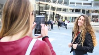 Birbirlerinin fotoğraflarını çeken iki genç kadın