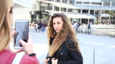 Birbirlerinin fotoğraflarını çeken iki genç kadın