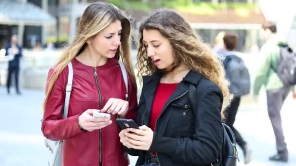 Dua Teman Wanita Melihat Smartphone Dan Tersenyum — Stok Video