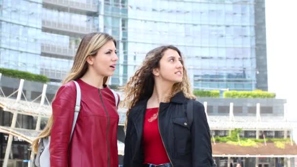 Dua Teman Perempuan Mengambil Gambar Sambil Berjalan Kota Modern — Stok Video