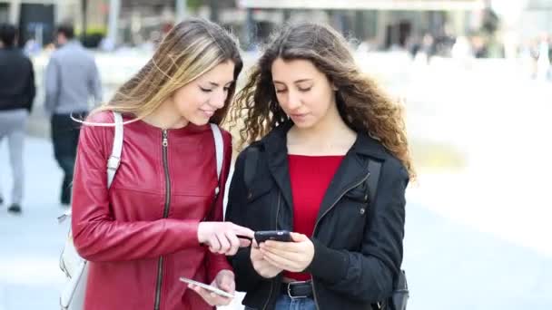 Dua Teman Wanita Melihat Smartphone Dan Tersenyum — Stok Video