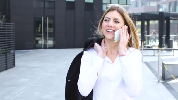 Portret Van Een Jonge Vrouw Die Loopt Praat Aan Telefoon — Stockvideo