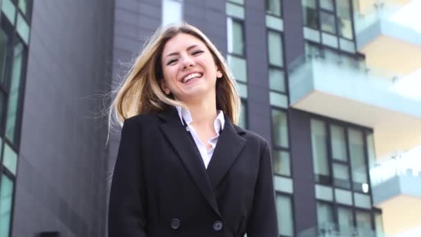 Sebevědomý Mladý Žena Manažer Venkovní Moderním Městském Prostředí — Stock video