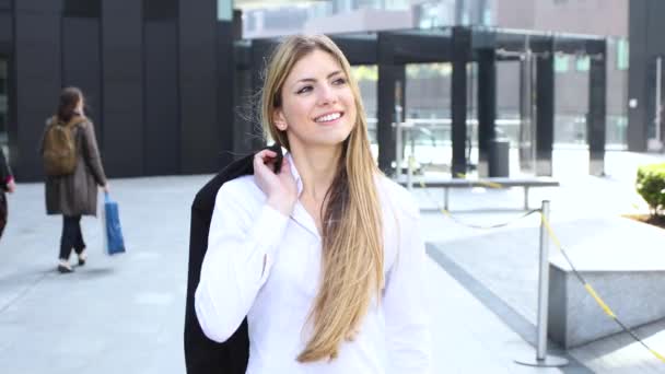 现代城市环境中自信的年轻女性管理者 — 图库视频影像