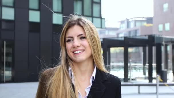 Une Jeune Femme Gestionnaire Confiante Plein Air Dans Cadre Urbain — Video