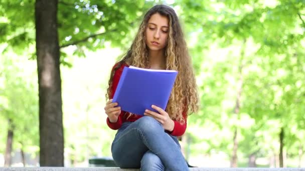 Estudante Universitária Bonita Lendo Livro Banco Parque — Vídeo de Stock