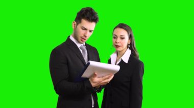 İş adamı ve kadın bir belgeyi okurken tartışıyorlar