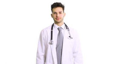 Beyaz arka planda gülümseyen yakışıklı doktor 