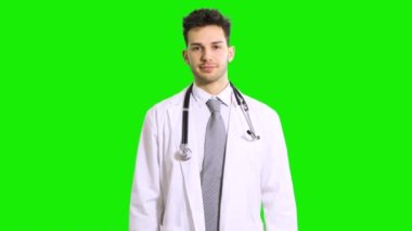 Gülümseyen yakışıklı doktor portresi