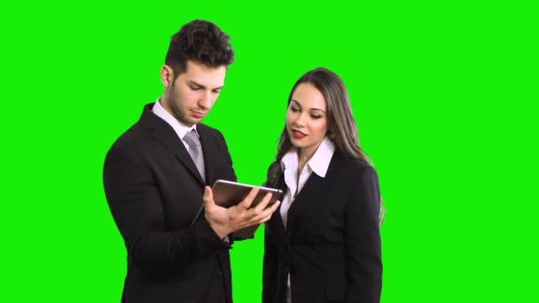 Yeşil Ekran Krom Anahtarında Izole Edilmiş Dijital Tablet Kullanan Genç — Stok video