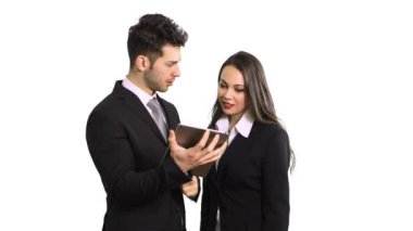 Beyaz üzerine izole edilmiş dijital tablet kullanan genç meslektaşların portresi 