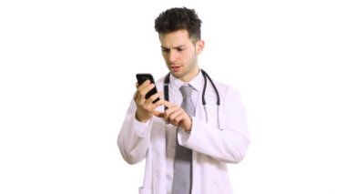 Doktor beyaz arkaplanda izole akıllı telefon ekranına bakıyor