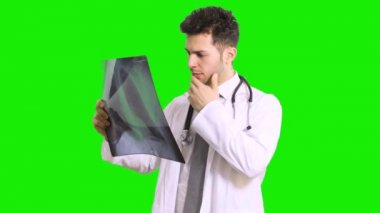 Doktor akciğer radyografisini inceliyor.