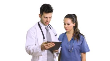 Beyaz arka planda izole edilmiş dijital tablete bakan iki genç doktor.