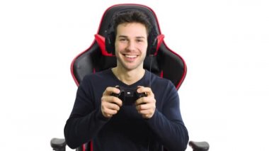 Oyun çubuğu tutan ve videogames oynarken yetişkin adam portresi