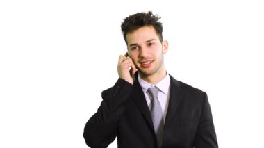 Beyaz izole telefon, konuşurken gülümseyen iş adamı