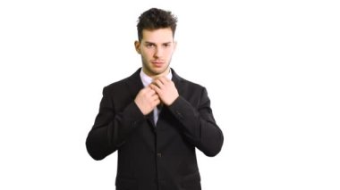 Yakasını beyaza göre ayarlayan yakışıklı beyaz iş adamı.