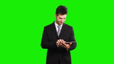 Tablet bilgisayar kullanan genç bir işadamının portresi