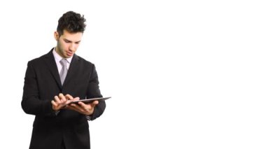 Tablet bilgisayar kullanan genç bir işadamının portresi