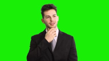 Düşünceli iş adamı yeşil ekran krom anahtarında izole edilmiş.