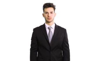 Hayal kırıklığına uğramış genç iş adamı, beyaz üzerine izole edilmiş baş parmak işareti gösteriyor.