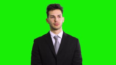 Düşünceli iş adamı yeşil ekran krom anahtarında izole edilmiş.