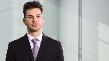 Ofisteki düşünceli iş adamı. 