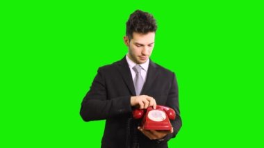 Kırmızı bir vintage telefon tutarak işadamı