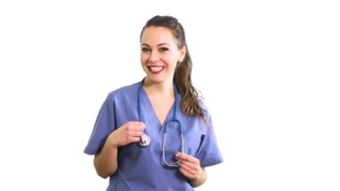 Beyaz arka planda gülümseyen hemşire 