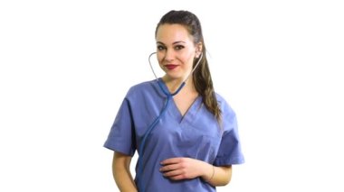 Hemşire izole beyaz arka plan üzerinde gülümseyen 