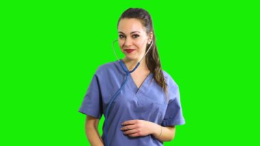Gülümseyen hemşire yeşil arka planda izole. 