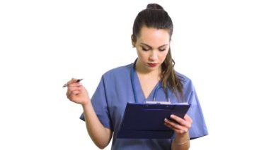 Bayan hemşire panoda doküman okuyor.