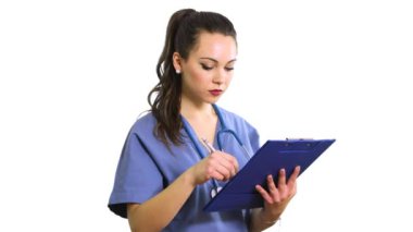 Bayan hemşire panoda doküman okuyor.