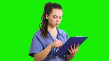 Bayan hemşire panoda doküman okuyor.