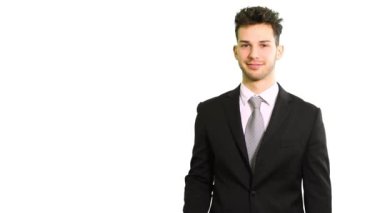 İşaret parmağıyla solu gösteren genç bir müdürün portresi, beyaz üzerine izole edilmiş.