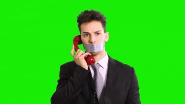 İş adamı telefonda konuşamıyor çünkü ağzı koli bandıyla bağlanmış.