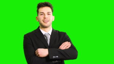 Genç yönetici portresi yeşil renkli anahtarda izole edildi