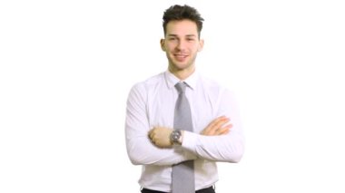 Beyaz arka planda çapraz kollu genç iş adamı 
