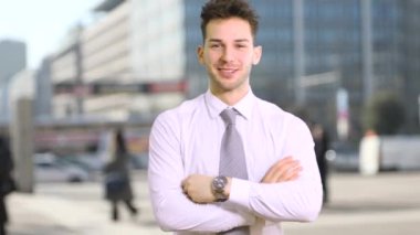 Şehirde çapraz kollu genç müdür portresi 