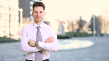 Genç işadamı gülümsüyor 